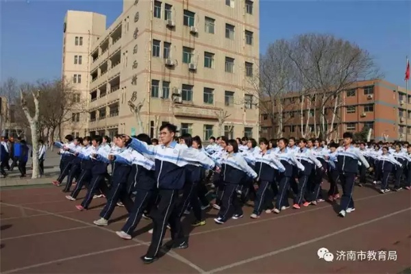 济南医保卡的生育津贴如何领取